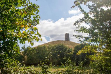 Glastonbury Tor 'un zirvesinde Aziz Michael Kilisesi' nin yıkıntılarının manzarası.
