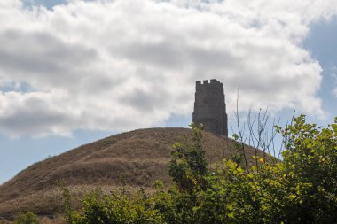 Glastonbury Tor 'un zirvesinde Aziz Michael Kilisesi' nin yıkıntılarının manzarası.