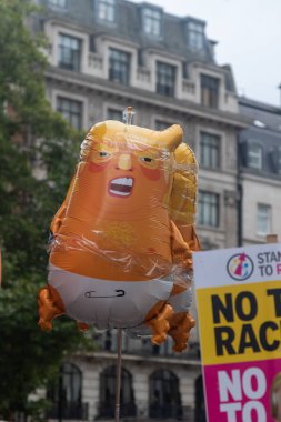 Londra, Birleşik Krallık, 17 Eylül 2025: Londra 'daki Stop Trump Koalisyonu Yürüyüşü. Bir protestocu elinde şişme bir koz bebeği tutuyor.
