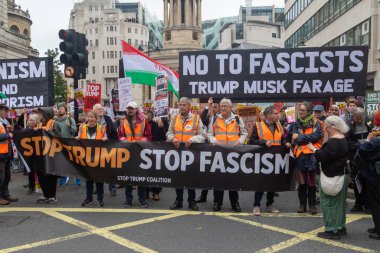 Londra, Birleşik Krallık, 17 Eylül 2025: Londra 'daki Stop Trump Koalisyonu Yürüyüşü. Bir protestocunun elinde faşistlere hayır yazan bir tabela var. Misk kokusunu bastırıyor.