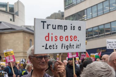 Londra, Birleşik Krallık, 17 Eylül 2025: Londra 'daki Stop Trump Koalisyonu Yürüyüşü. Protestocuların elinde 