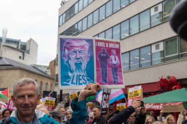 Londra, Birleşik Krallık, 17 Eylül 2025: Londra 'daki Stop Trump Koalisyonu Yürüyüşü. Bir protestocunun elinde Donald Trump 'ın tutuklandığını gösteren bir tabela var.