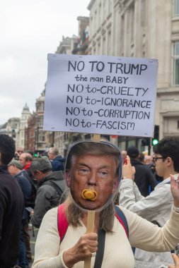 Londra, Birleşik Krallık, 17 Eylül 2025: Londra 'daki Stop Trump Koalisyonu Yürüyüşü. Bir protestocu elinde kuklayla kozu gösteren bir tabela tutuyor ve erkek bebeği yenmek için hayır diyor.