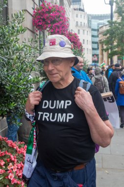 Londra, Birleşik Krallık, 17 Eylül 2025: Londra 'daki Stop Trump Koalisyonu Yürüyüşü. Protestocuların giydiği tişörtte çöplük sandığı var.
