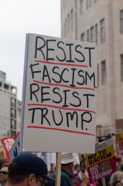 Londra, Birleşik Krallık, 17 Eylül 2025: Londra 'daki Stop Trump Koalisyonu Yürüyüşü. Bir protestocunun elinde faşizme karşı direnç gösteren bir tabela var.