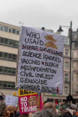 Londra, Birleşik Krallık, 17 Eylül 2025: Londra 'daki Stop Trump Koalisyonu Yürüyüşü. Bir protestocunun elinde Trump 'a karşı suçlamaları gösteren bir tabela var.