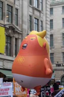 Londra, Birleşik Krallık, 17 Eylül 2025: Londra 'daki Stop Trump Koalisyonu Yürüyüşü. Bebek bir koz balonu kalabalık tarafından taşınır