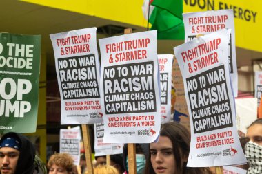 Londra, Birleşik Krallık, 17 Eylül 2025: Londra 'daki Stop Trump Koalisyonu Yürüyüşü. Kalabalığın elindeki tabelalar 