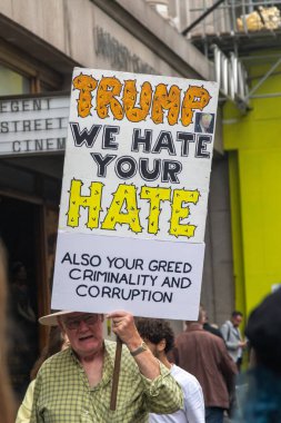 Londra, Birleşik Krallık, 17 Eylül 2025: Londra 'daki Stop Trump Koalisyonu Yürüyüşü. Bir protestocunun elinde bir işaret var. Nefretinizden nefret ediyoruz. Açgözlülüğünüzden ve yolsuzluğunuzdan da.