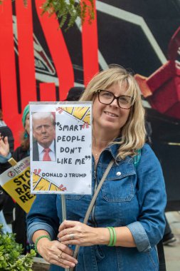 Londra, Birleşik Krallık, 17 Eylül 2025: Londra 'daki Stop Trump Koalisyonu Yürüyüşü. Bir protestocunun elinde 