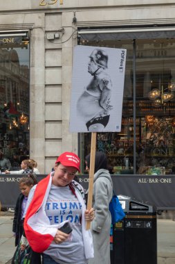 Londra, Birleşik Krallık, 17 Eylül 2025: Londra 'daki Stop Trump Koalisyonu Yürüyüşü. Bir protestocunun elinde kozu şişman bir SS subayı olarak gösteren bir tabela var.