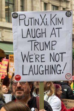 Londra, Birleşik Krallık, 17 Eylül 2025: Londra 'daki Stop Trump Koalisyonu Yürüyüşü. Protestocuların elinde Putin Xi ve Kim 'in kozu var. Gülmüyoruz.
