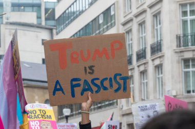 Londra, Birleşik Krallık, 17 Eylül 2025: Londra 'daki Stop Trump Koalisyonu Yürüyüşü. Bir protestocunun elinde 