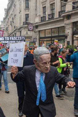 Londra, Birleşik Krallık, 17 Eylül 2025: Londra 'daki Stop Trump Koalisyonu Yürüyüşü. Benjamin Netanyahu gibi giyinmiş bir protestocu elinde savaş suçluları için bir tabela tutuyor.