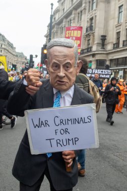 Londra, Birleşik Krallık, 17 Eylül 2025: Londra 'daki Stop Trump Koalisyonu Yürüyüşü. Siyasi figürler gibi giyinmiş bir protestocu