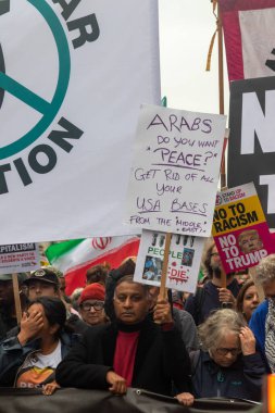 Londra, Birleşik Krallık, 17 Eylül 2025: Londra 'daki Stop Trump Koalisyonu Yürüyüşü. Bir protestocunun elinde bir işaret var. 