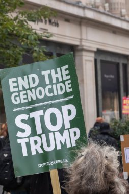 Londra, Birleşik Krallık, 17 Eylül 2025: Londra 'daki Stop Trump Koalisyonu Yürüyüşü. Bir protestocu soykırım durdurma eylemini sona erdirmek için bir tabela tutuyor.