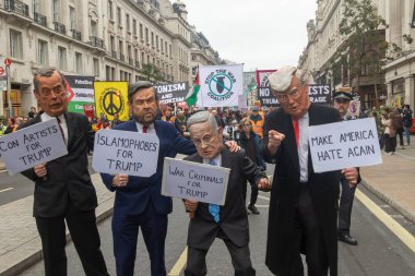 Londra, Birleşik Krallık, 17 Eylül 2025: Londra 'daki Stop Trump Koalisyonu Yürüyüşü. Siyasi figürler gibi giyinmiş bir protestocu