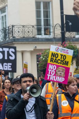 Londra, Birleşik Krallık, 17 Eylül 2025: Londra 'daki Stop Trump Koalisyonu Yürüyüşü. Bir protestocunun elinde ırkçılığa hayır, koz yok yazan bir tabela var.