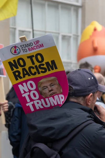 Londra, Birleşik Krallık, 17 Eylül 2025: Londra 'daki Stop Trump Koalisyonu Yürüyüşü. Bir protestocunun elinde 