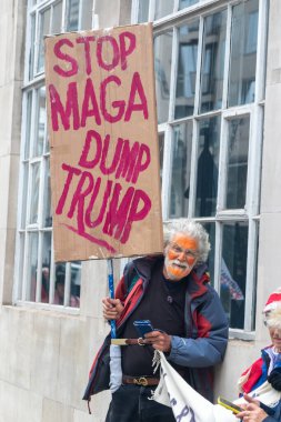 Londra, Birleşik Krallık, 17 Eylül 2025: Londra 'daki Stop Trump Koalisyonu Yürüyüşü. Protestocuların elinde 