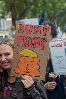 Londra, Birleşik Krallık, 17 Eylül 2025: Londra 'daki Stop Trump Koalisyonu Yürüyüşü. Bir protestocunun elinde 