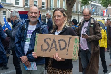 Londra, Birleşik Krallık, 17 Eylül 2025: Londra 'daki Stop Trump Koalisyonu Yürüyüşü. Bir protestocunun elinde üzgün yazan bir tabela var.