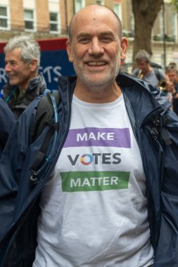 Londra, Birleşik Krallık, 17 Eylül 2025: Londra 'daki Stop Trump Koalisyonu Yürüyüşü. Bir protestocu tişört giyer, oy sayar.