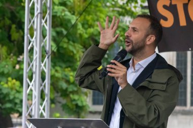 Londra, Birleşik Krallık, 17 Eylül 2025: İngiltere ve Galler Yeşil Partisi 'nin lideri Zack Polanski, Londra' nın merkezinde düzenlenen Stop Trump Koalisyonu Yürüyüşü 'nün sonunda Sahnede Konuşuyor. 