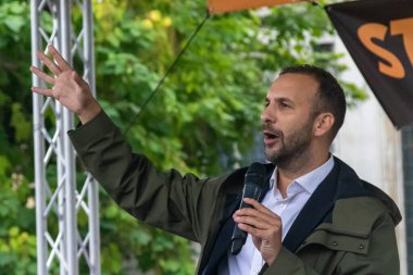 Londra, Birleşik Krallık, 17 Eylül 2025: İngiltere ve Galler Yeşil Partisi 'nin lideri Zack Polanski, Londra' nın merkezinde düzenlenen Stop Trump Koalisyonu Yürüyüşü 'nün sonunda Sahnede Konuşuyor. 
