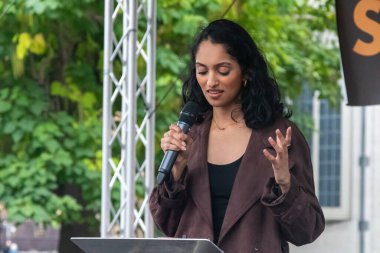 Londra, Birleşik Krallık, 17 Eylül 2025: Londra 'daki Stop Trump Koalisyonu Yürüyüşü' nün sonunda Sahne Sözcüsü. 