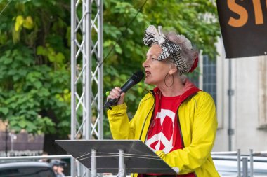 Londra, Birleşik Krallık, 17 Eylül 2025: Londra 'daki Stop Trump Koalisyonu Yürüyüşü' nün sonunda Sahne Sözcüsü. 