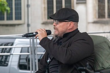Londra, Birleşik Krallık, 17 Eylül 2025: Londra 'nın merkezinde düzenlenen Stop Trump Koalisyonu Yürüyüşünün sonunda Sahnede Engelli Sözcü. 