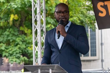 Londra, Birleşik Krallık, 17 Eylül 2025: Londra 'daki Stop Trump Koalisyonu Yürüyüşü' nün sonunda Sahne Sözcüsü. 