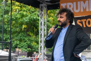 Londra, Birleşik Krallık, 17 Eylül 2025: ABD Başkanı Donald Trump 'ın Devlet Ziyaretine karşı düzenlenen protesto sonunda Nish Kumar Parlamento Meydanı' nda bir sahnede konuşuyor