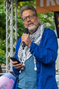 Londra, Birleşik Krallık, 17 Eylül 2025: Ben Jamal ABD Başkanı Donald Trump 'ın Devlet Ziyaretine karşı düzenlenen protesto sonunda Meclis Meydanı' nda bir sahnede konuştu