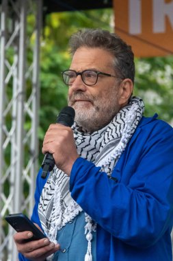 Londra, Birleşik Krallık, 17 Eylül 2025: Ben Jamal ABD Başkanı Donald Trump 'ın Devlet Ziyaretine karşı düzenlenen protesto sonunda Meclis Meydanı' nda bir sahnede konuştu