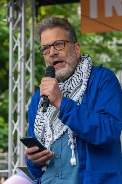 Londra, Birleşik Krallık, 17 Eylül 2025: Ben Jamal ABD Başkanı Donald Trump 'ın Devlet Ziyaretine karşı düzenlenen protesto sonunda Meclis Meydanı' nda bir sahnede konuştu