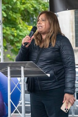 Londra, Birleşik Krallık, 17 Eylül 2025: Londra 'daki Stop Trump Koalisyonu Yürüyüşü' nün sonunda Sahne Sözcüsü. 