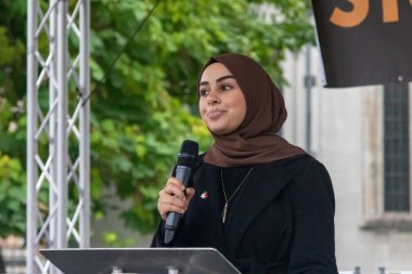 Londra, Birleşik Krallık, 17 Eylül 2025: Londra 'daki Stop Trump Koalisyonu Yürüyüşü' nün sonunda Sahne Sözcüsü. 