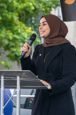 Londra, Birleşik Krallık, 17 Eylül 2025: Londra 'daki Stop Trump Koalisyonu Yürüyüşü' nün sonunda Sahne Sözcüsü. 