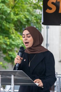 Londra, Birleşik Krallık, 17 Eylül 2025: Londra 'daki Stop Trump Koalisyonu Yürüyüşü' nün sonunda Sahne Sözcüsü. 