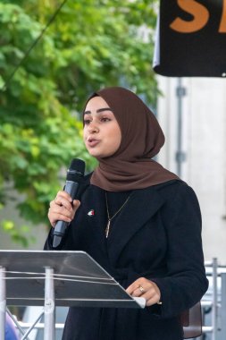 Londra, Birleşik Krallık, 17 Eylül 2025: Londra 'daki Stop Trump Koalisyonu Yürüyüşü' nün sonunda Sahne Sözcüsü. 