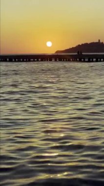 Kusadasi, Türkiye, Ege sahilleri üzerinde güzel bir günbatımı. Peyzaj videosu. Yüksek kalite 4k görüntü