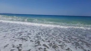 Deniz dalgaları ve sakin bir gökyüzü. Yüksek kaliteli HD görüntüler