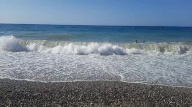 Deniz dalgaları ve sakin bir gökyüzü. Yüksek kaliteli HD görüntüler