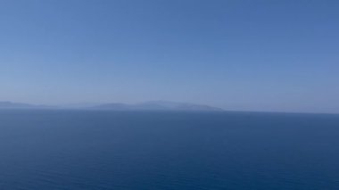 Denizde yüzen bir gemiden su akışı. Su sıçratma ve deniz hareketi, üst manzara. Yelkenli yatın yüksekliğinden deniz suyunun görüntüsü. Yüksek kalite 4k görüntü