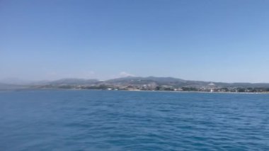 Denizde yüzen bir gemiden su akışı. Su sıçratma ve deniz hareketi, üst manzara. Yelkenli yatın yüksekliğinden deniz suyunun görüntüsü. Yüksek kalite 4k görüntü