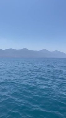 Denizde yüzen bir gemiden su akışı. Su sıçratma ve deniz hareketi, üst manzara. Yelkenli yatın yüksekliğinden deniz suyunun görüntüsü. Yüksek kalite 4k görüntü