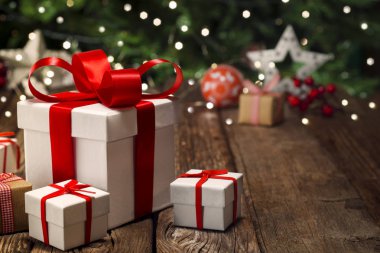 Noel arka plan, hediyeler ve ahşap zemin üzerinde süs eşyaları